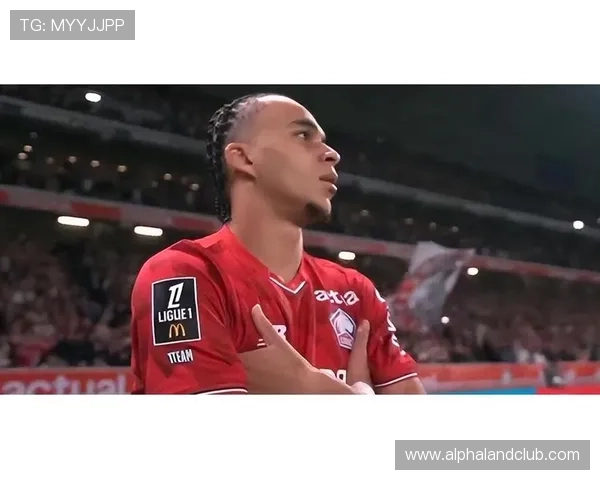 绝平巴黎伊桑与姆巴佩庆祝合影展现兄弟情深与奋斗历程